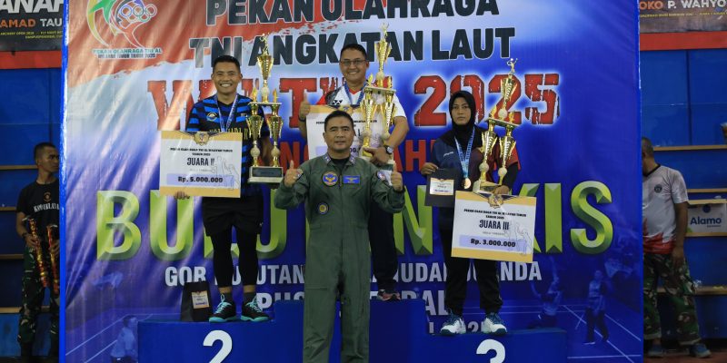 Komandan Puspenerbal Serahkan Medali dan Piala Cabor Bulutangkis Poral Wiltim 2025