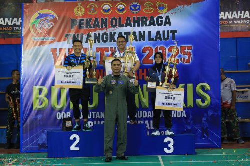 Komandan Puspenerbal Serahkan Medali dan Piala Cabor Bulutangkis Poral Wiltim 2025