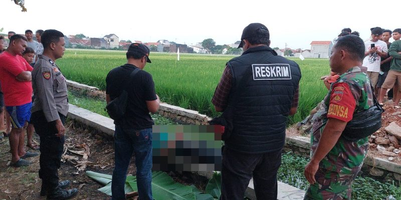 Polisi Evakuasi Mayat Laki-Laki Umur 68 Tahun Yang Ditemukan di Saluran Irigasi