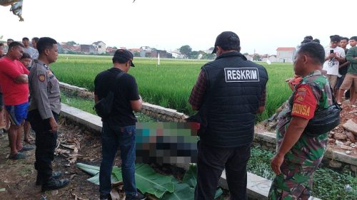 Polisi Evakuasi Mayat Laki-Laki Umur 68 Tahun Yang Ditemukan di Saluran Irigasi