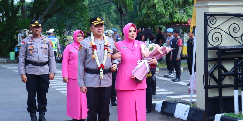 Tradisi Pedang Pora, Momen Haru Pelepasan dan Penyambutan Kapolres Pekalongan Baru