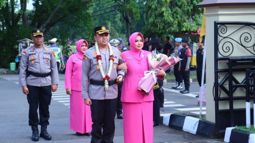 Tradisi Pedang Pora, Momen Haru Pelepasan dan Penyambutan Kapolres Pekalongan Baru