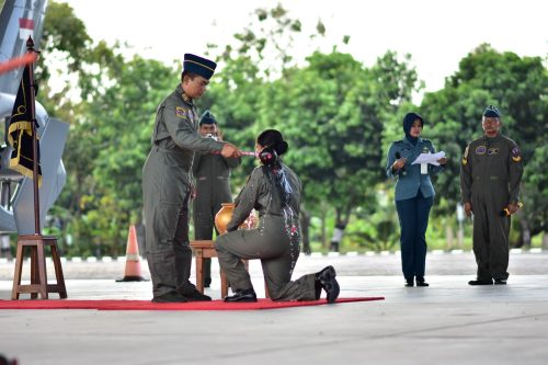 Lettu Laut (P/W) Michelle Resmi Sandang Captain Pilot Heli Panther Pertama dari Kowa