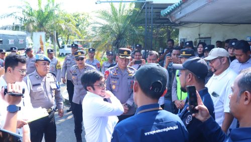 Ratusan Personel Gabungan Amankan Penyegelan PT. Kabana Textile Industries di Pekalongan