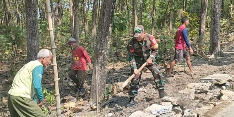 Babinsa Kemusu dan Warga Gotong Royong Perbaiki Jalan Rusak
