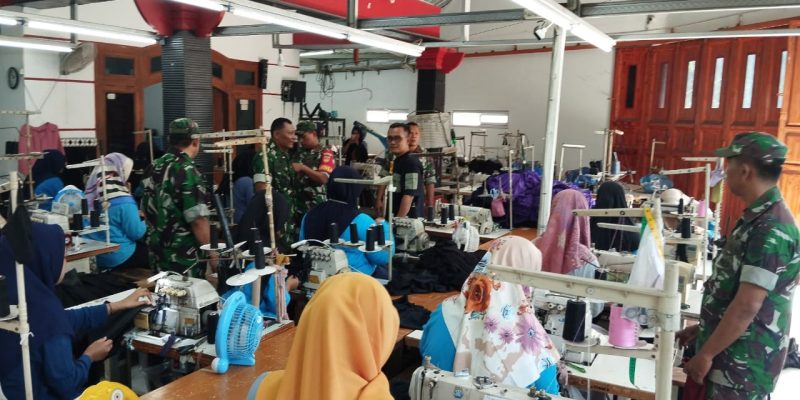 Babinsa Beri Dukungan dan Motivasi Pada UMKM Konveksi Baju Lokal