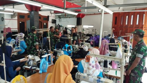 Babinsa Beri Dukungan dan Motivasi Pada UMKM Konveksi Baju Lokal