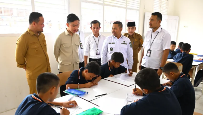 Tinjau Sekolah Rakyat Abiseka Pekanbaru, Wapres Pastikan Fasilitas dan Proses Belajar Berjalan Baik