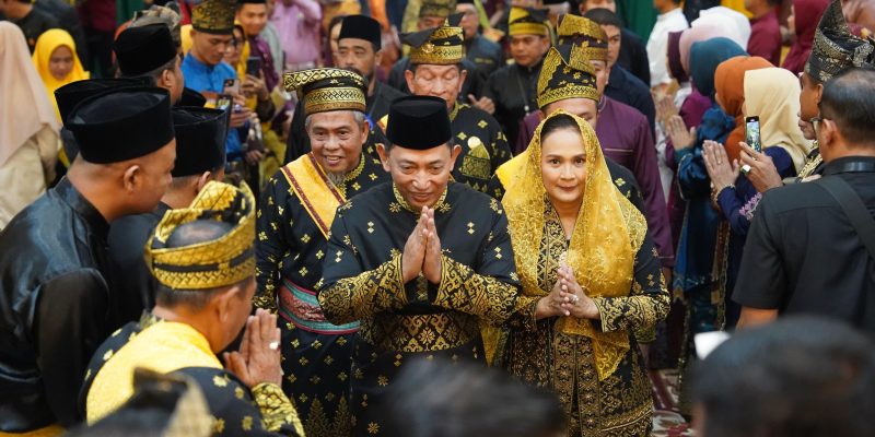 Kapolri Terima Anugerah Adat Ingatan Budi dari LAM Riau: Simbol Kehormatan, Amanah Moral, dan Komitmen Kebangsaan