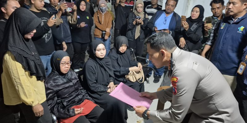 Kapolresta Banyuwangi Serahkan Korban KMP Tunu Pratama Jaya Asal Malaysia kepada Keluarga untuk Dimakamkan