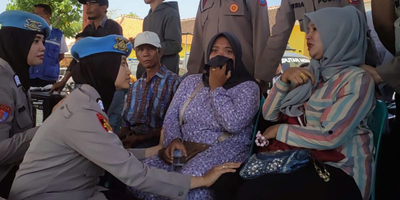 Polwan Polres Pasuruan Kota Beri Pendampingan Keluarga 3 Pemancing yang Hilang di Perairan Lekok
