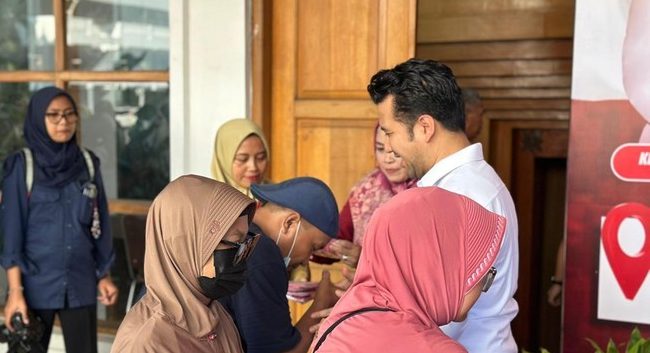 Pemprov Jatim Salurkan Bendera Merah Putih dan Paket Sembako