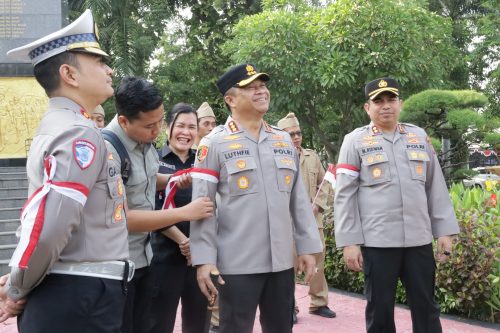 Sambut HUT ke-80 RI, Kapolrestabes Surabaya Bagikan 3.600 Bendera dan 83 Helm