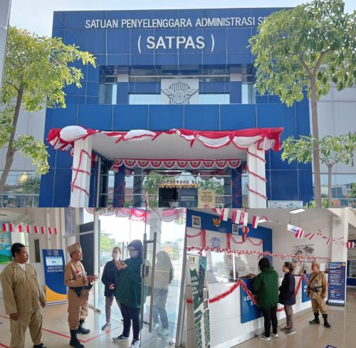 Petugas Satpas SIM Colombo Sambut HUT RI ke-80 dengan Busana Veteran