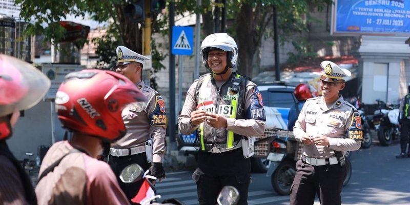 Polres Gresik Bagikan Bendera dan Pin Merah Putih