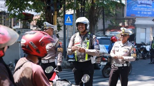 Polres Gresik Bagikan Bendera dan Pin Merah Putih
