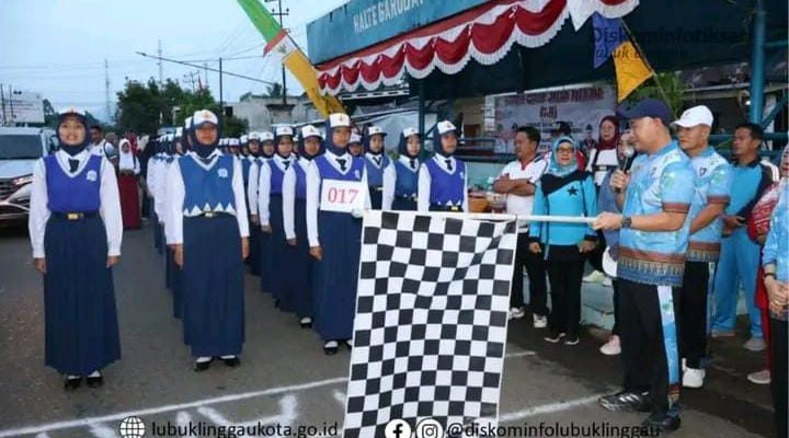 Wali Kota Lubuk Linggau Lepas Lomba Gerak Jalan Tingkat SMP/MTs HUT RI ke-80