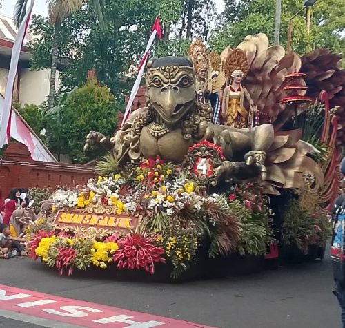 SMA Negeri 3 Nganjuk Meriahkan Pawai Budaya Peringatan HUT ke-80 RI