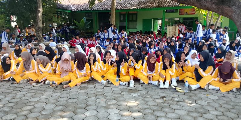Giat Jalan Sehat Peringati HUT ke-64 SMP Negeri 1 Tanjung Anom
