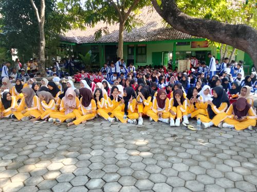 Giat Jalan Sehat Peringati HUT ke-64 SMP Negeri 1 Tanjung Anom