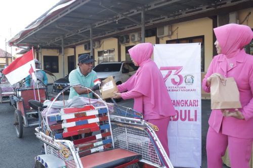 Kapolres Sampang Bagikan Makanan Siap Saji Kepada Masyarakat