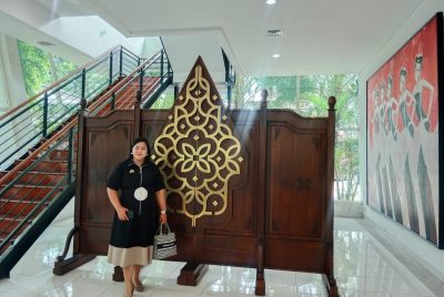 Pengacara Kondang Rikha Permatasari Somasi Manajemen Puri Indah Karaoke