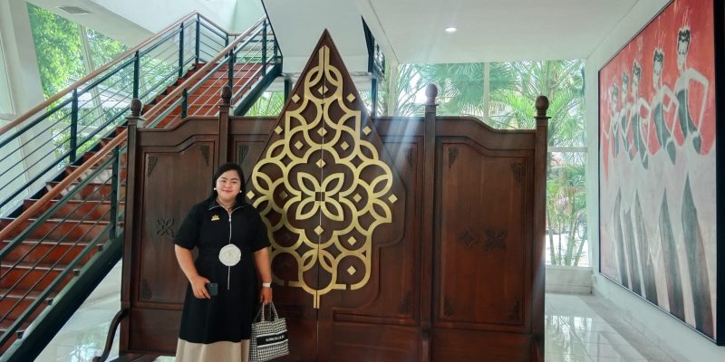 Pengacara Kondang Rikha Permatasari Somasi Manajemen Puri Indah Karaoke