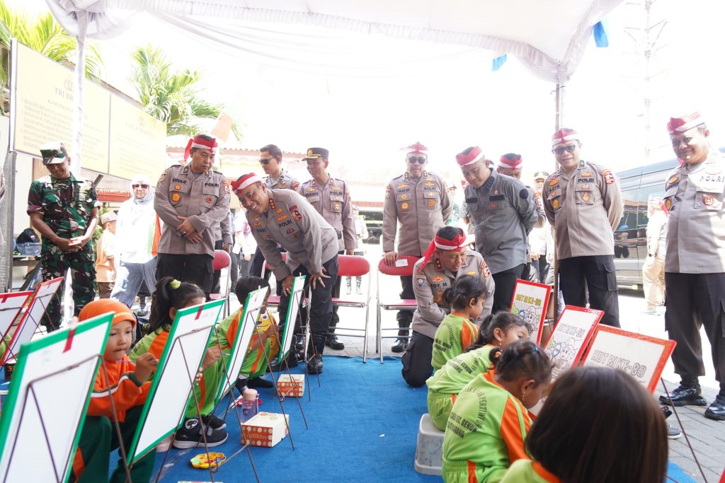 Alumni Akpol 90 Lanjutkan Bakti Sosial di Genuk, Wakapolri Sapa Anak-Anak dengan Humanis