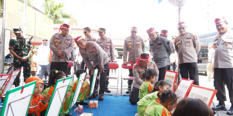 Alumni Akpol 90 Lanjutkan Bakti Sosial di Genuk, Wakapolri Sapa Anak-Anak dengan Humanis
