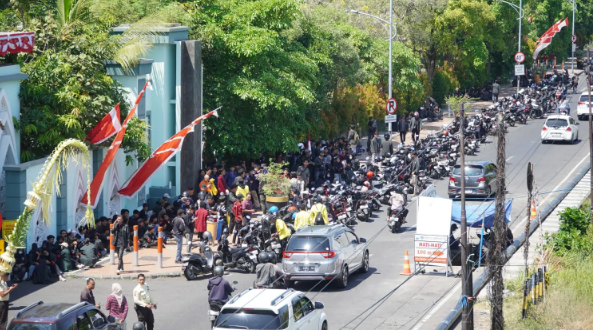 BEM Surabaya Gelar Aksi di Depan Mapolda Jatim, Tolak Represif Aparat