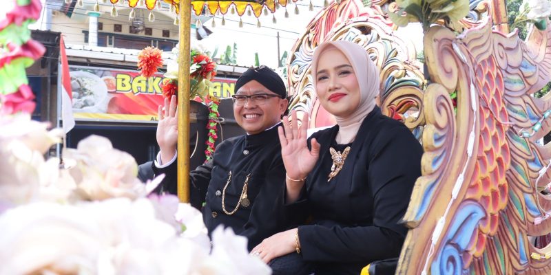 Kirab Budaya HUT ke 403 Kabupaten Pekalongan, Kapolres Rachmad C. Yusuf Sapa Warga