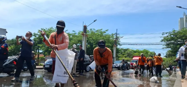 Pemkot Surabaya Gerak Cepat Bersihkan Jalan Pasca Demo