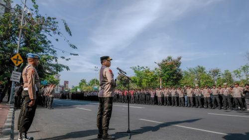 2608 Polisi Amankan Aksi Buruh di Surabaya, Kapolrestabes Tekankan Pendekatan Humanis