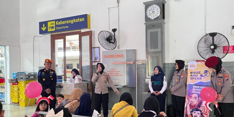Polwan Polres Pasuruan Gelar “Rise and Speak” di Stasiun Bangil