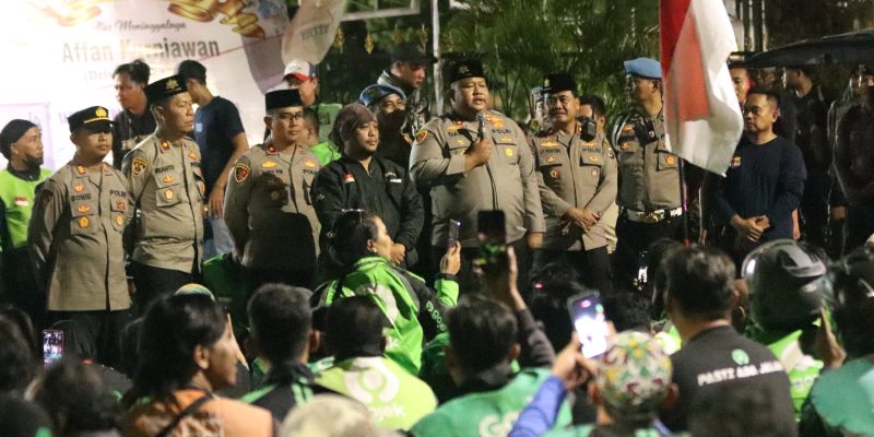 Driver Ojol Gelar Aksi Damai dan Shalat Gaib di Depan Mapolres Pasuruan