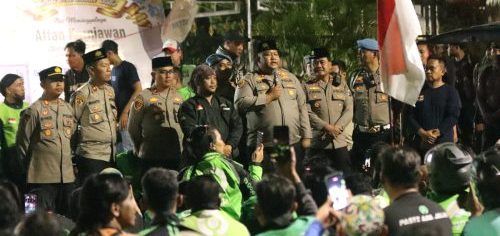 Driver Ojol Gelar Aksi Damai dan Shalat Gaib di Depan Mapolres Pasuruan