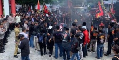 Warga Blitar Kepung DPRD, Desak Pengesahan APBD 2026
