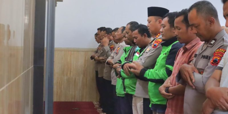 Polres Pekalongan dan Pengemudi Ojol Gelar Salat Gaib Bersama