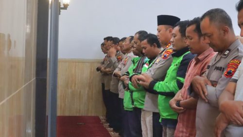 Polres Pekalongan dan Pengemudi Ojol Gelar Salat Gaib Bersama