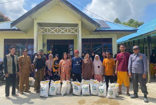 Pemdes Badirih Salurkan Bantuan Beras untuk 106 Warga Kurang Mampu