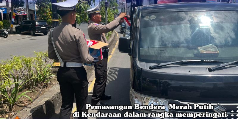 Satlantas Polres Lubuklinggau Membagikan Bendera Merah Putih Secara Geratis Kepeda Pengguna Jalan