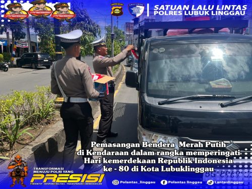 Satlantas Polres Lubuklinggau Membagikan Bendera Merah Putih Secara Geratis Kepeda Pengguna Jalan