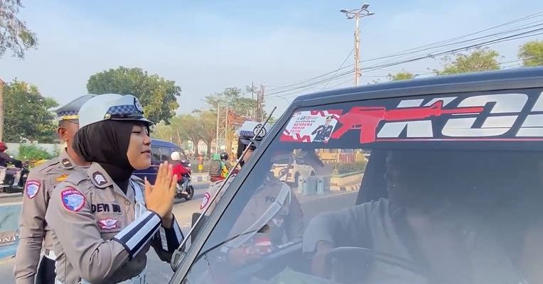 Satlantas Polres Bangkalan Bagi-Bagi Ratusan Bendera