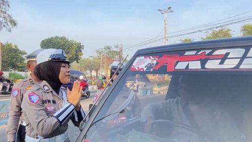 Satlantas Polres Bangkalan Bagi-Bagi Ratusan Bendera
