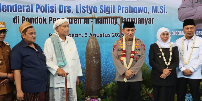 Kapolri Silaturahmi ke Ponpes Al-Hamidy Banyuanyar