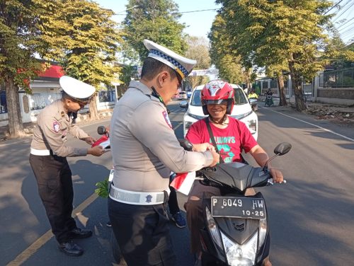Merah Putih di Jalanan Jember: Polisi Ajak Warga Sambut HUT RI ke – 80 Gelorakan Semangat Nasionalisme