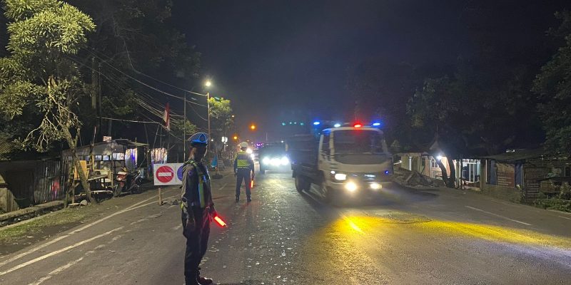 Satlantas Polres Lumajang Terapkan Sistem Buka Tutup di Jembatan Klakah, Antisipasi Kemacetan Lalu Lintas