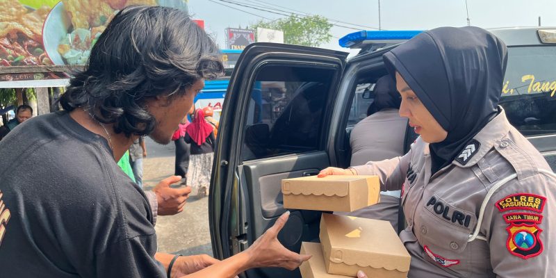 Polwan Polres Pasuruan Berbagi Nasi Kotak dalam Giat Rutin “Jumat Berkah”
