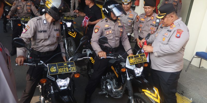 Menyemarakkan HUT ke-80 RI, Kapolres Pasuruan Pasang Umbul-Umbul, Bendera, dan Hias Kendaraan Dinas