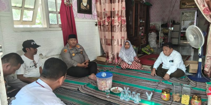 Polres Pasuruan Beri Santunan Keluarga Korban Anirat di Wonorejo